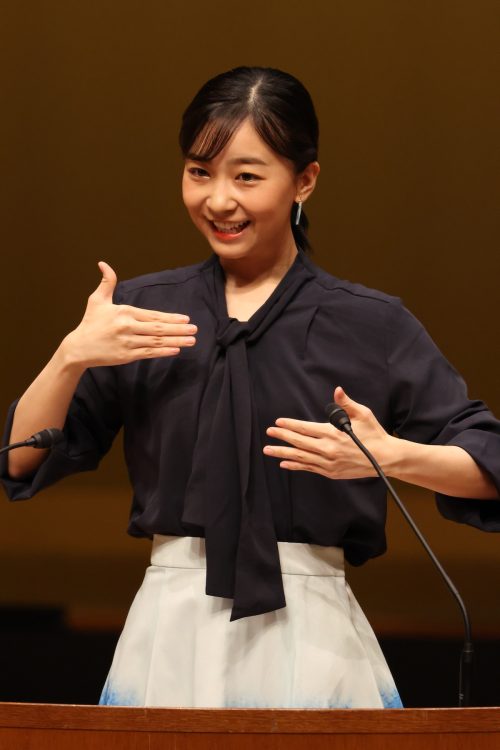 手話でお言葉を述べられた(2025年9月14日、撮影/JMPA)