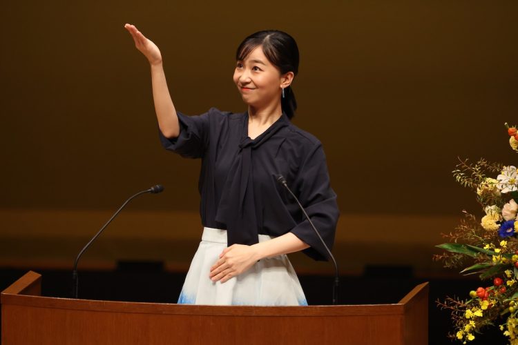 トップスはボウタイブラウス(2025年9月14日、撮影/JMPA)