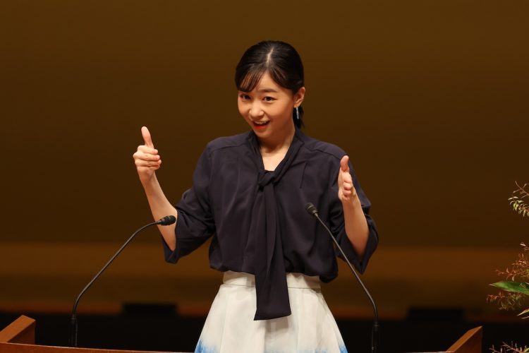 藍色の縦長イヤリングは1点もの(2025年9月14日、撮影/JMPA)