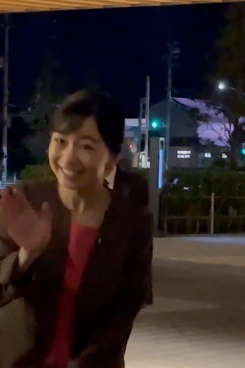 手を振る佳子さま