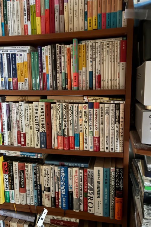 本棚には哲学書などがズラリ