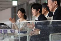 世界選手権東京大会を観戦される佳子さまと悠仁さま（2025年9月16日、写真／時事通信フォト）