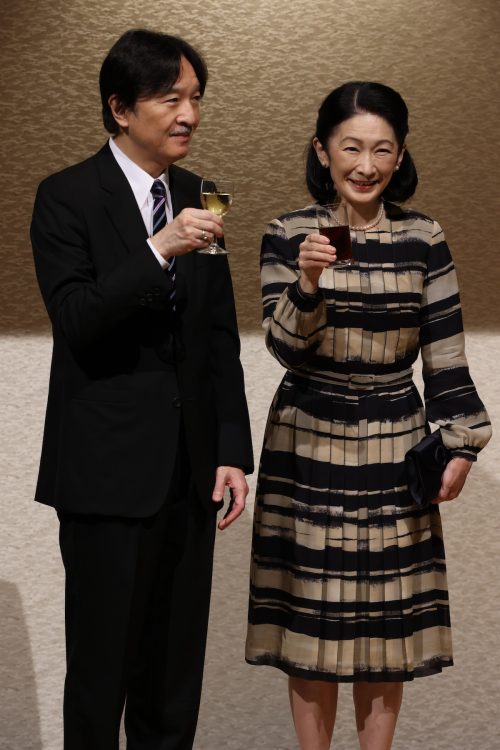 乾杯のあと、参加者と懇談された(2025年9月17日、撮影/五十嵐美弥)