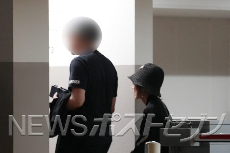 元夫と行動をともにすることもあるようだ