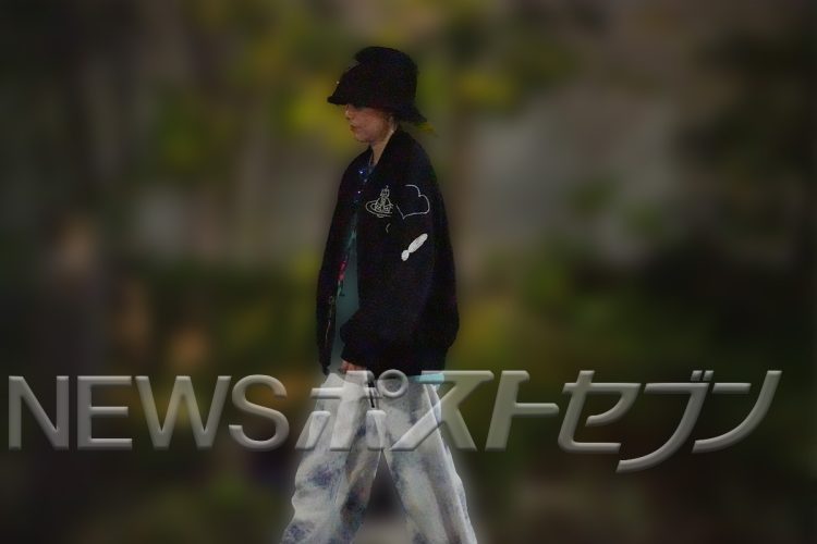 黒のバケットハットを被って出かける場面も