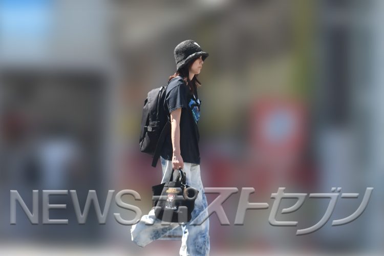 手には自信のトートバッグが。愛用しているようだ
