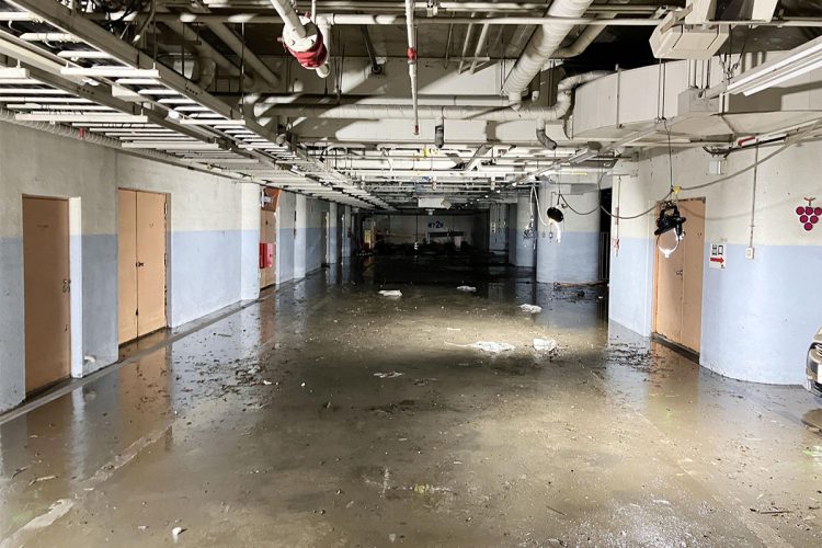 排水作業が完了した地下駐車場「くすの木パーキング」(国交省提供、共同通信）