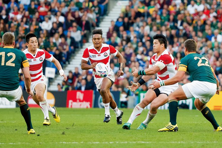 立川理道のパスとボールキャリーは南アの脅威となった(写真/AFLO)