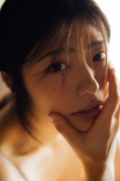 高校卒業後に会社員などを経て、2021年にイメージDVDをリリースしてデビュー