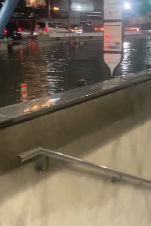 地上の車道も川のように…（読者提供）