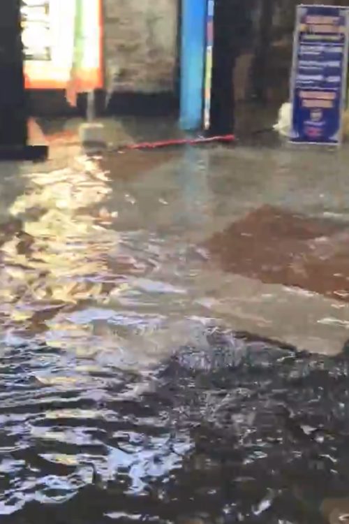 商店街の道の下から水がゴボゴボと湧き出し、みるみるうちに川のようになっていったという（読者提供）