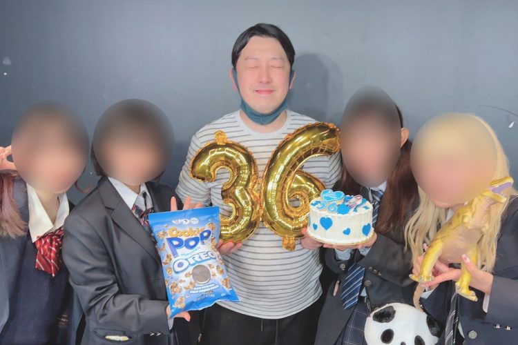 メンバーに誕生日を祝われる容疑者