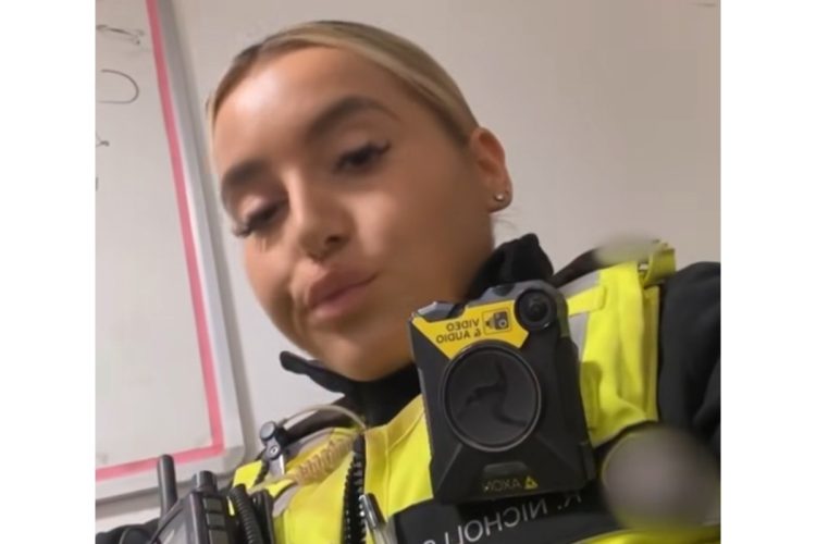 “警察版ボニー・ブルーになる”と息巻いている（インスタグラムより）