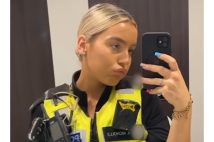 警察官の制服を着た金髪の女性“ベッカ”（インスタグラムより）