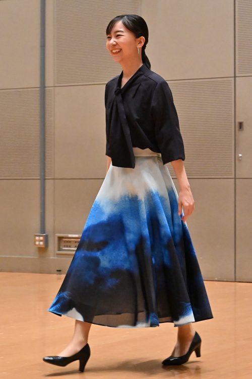 ブルーのグラデーションスカートをお召しになっていた（時事通信フォト）