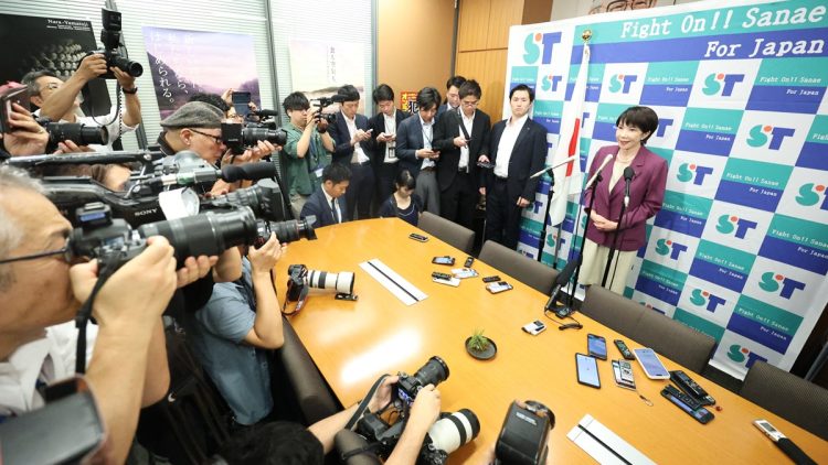 自民党総裁選に出馬する意向を表明し、報道陣の取材に応じる自民党の高市早苗前経済安全保障担当相（右端）。9月18日（時事通信フォト）