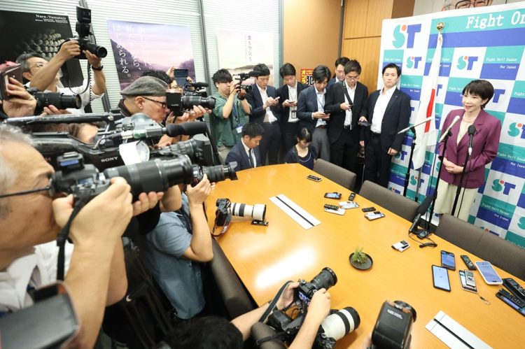 自民党総裁選に出馬する意向を表明し、報道陣の取材に応じる自民党の高市早苗前経済安全保障担当相（右端）。9月18日（時事通信フォト）