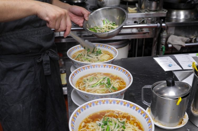 ラーメン店の厨房は暑い（イメージ）