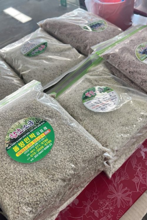 島が生産している塩は「誠実に品質管理をして作っているため、大量購入でも値引きはしない」といい、生産者の矜持も感じられる。手前から明日葉、ボウフウ、アロニア塩