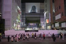 ハロウィーンの2024年10月31日、封鎖された東京・歌舞伎町の広場（時事通信フォト）