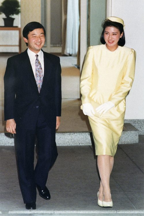 婚約内定会見を終え、各宮家へのあいさつ回りに出掛けられる両陛下。(1993年1月、東京・港区)
