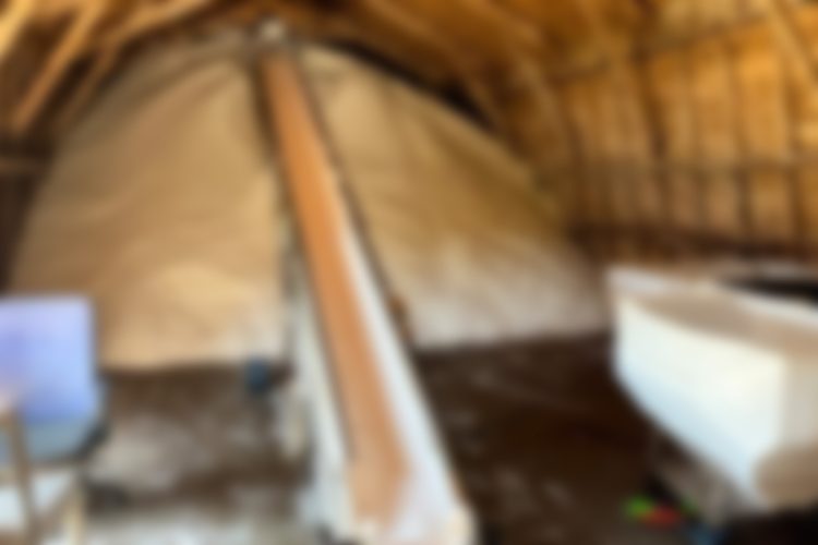 奥に積み上がった塩は、1日で採取した分量だという