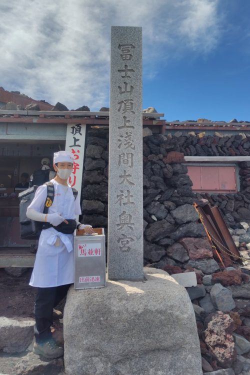 富士山の山頂にて(インスタグラムより)