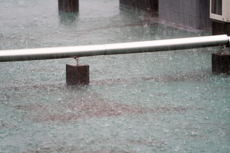 ゲリラ豪雨で冠水したことで被害が拡大（写真提供／イメージマート）