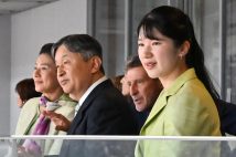 世界陸上の最終日に臨席された天皇皇后両陛下と愛子さま（時事通信フォト）