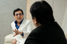 放送当時の秘話を語った古谷敏氏（左）。右は前田日明氏