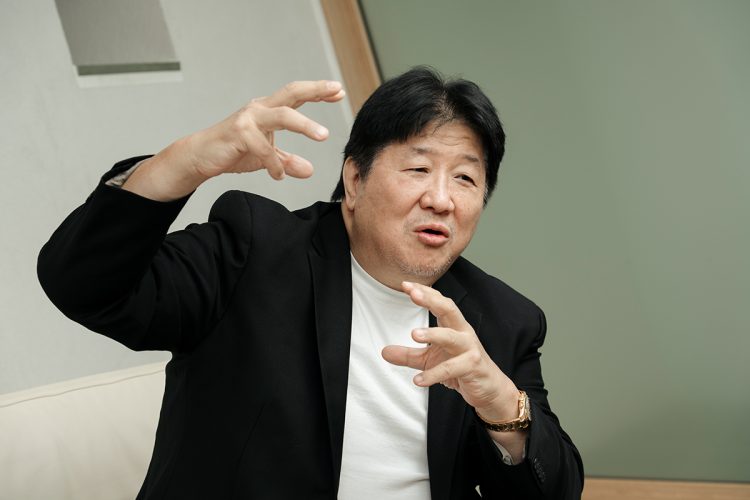 その後、第1次UWFへの移籍を経て、第2次UWFを旗揚げ。1991年には総合格闘技団体RINGSを設立、1999年のアレクサンダー・カレリン戦で現役引退