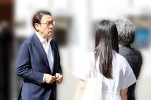本誌直撃に“対立候補レンタル”を否定していた田中甲・市長（左）