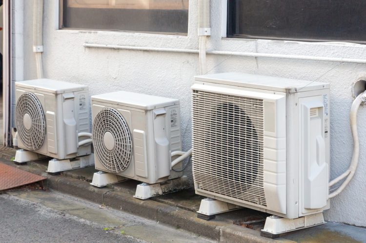 暑さが原因と思われるエアコン室外機故障が相次いだ（写真提供／イメージマート）