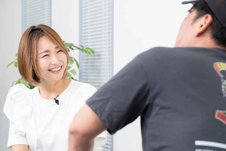 「最初のお見合いのときは、いつまで止まらず喋るんだろうっていうぐらいずーっと喋ってましたよね。」