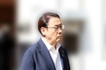 本誌記者の直撃に答える田中甲・市長