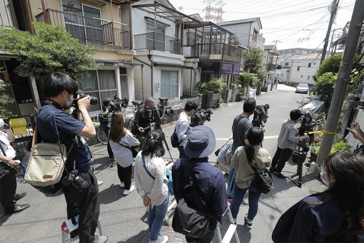 民家で複数人が矢のような物で撃たれた事件で、現場付近に集まる報道陣ら（時事通信フォト）