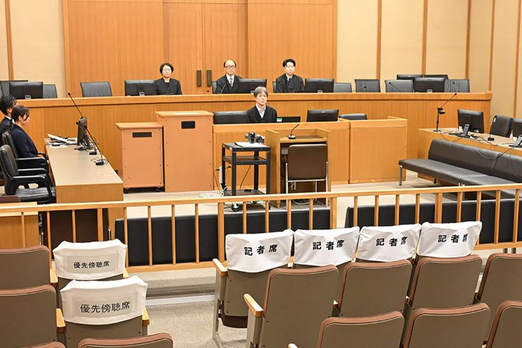 兵庫県宝塚市で親族４人がボーガンで殺傷された事件で、裁判員裁判の初公判が開かれた神戸地裁の法廷（時事通信フォト）