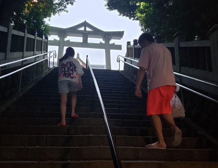 鰻を買って帰った時の娘と夫の後ろ姿