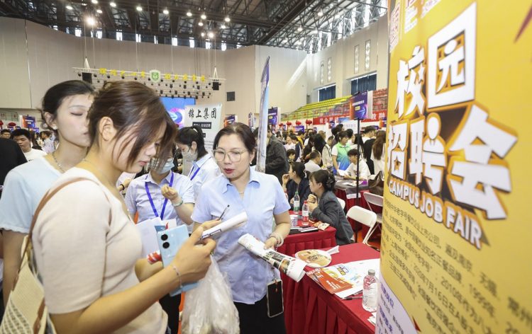 2025年6月、中国江蘇省で開催された2025年卒予定の大学生向け就職フェア(NurPhoto via AFP)