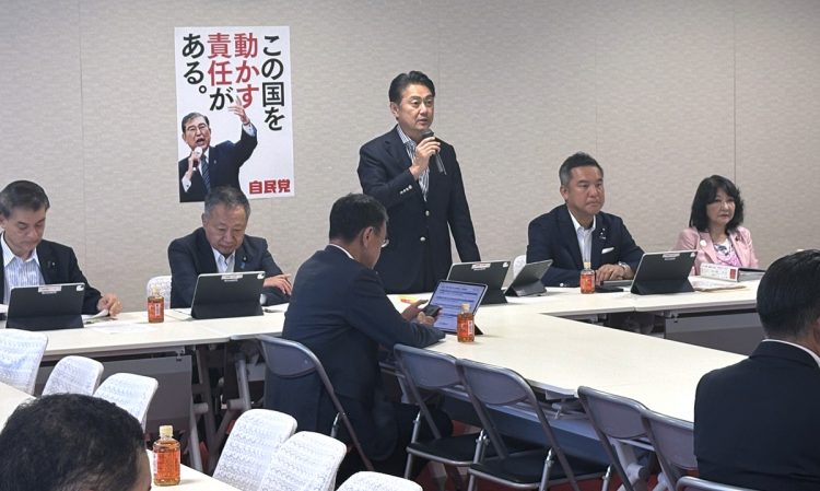 自民党の「外国人材等に関する特別委員会」であいさつする山下貴司・元法相(中央奥)。2025年8月25日午後、東京・永田町の同党本部(時事通信フォト)