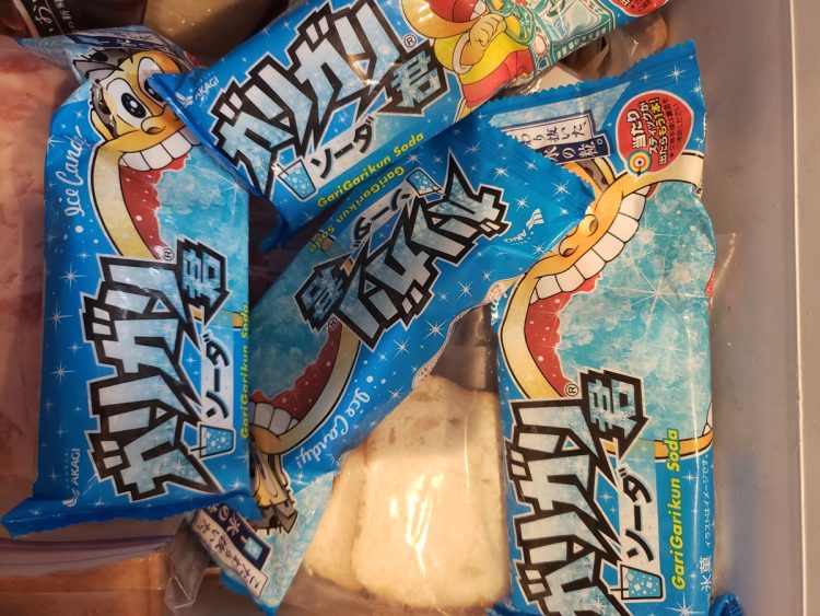 我が家の冷蔵庫には夫が旅立った後も「ガリガリ君」ソーダ味が残っています