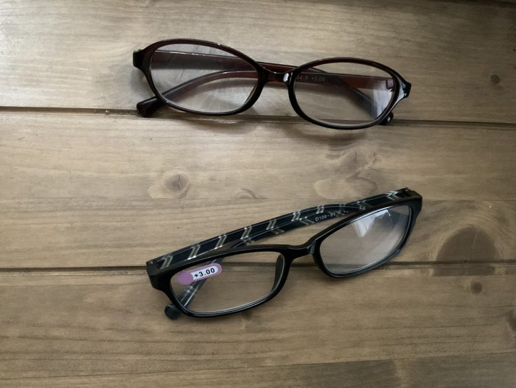 夫が亡くなる前日、ファミチキと一緒に買った老眼鏡