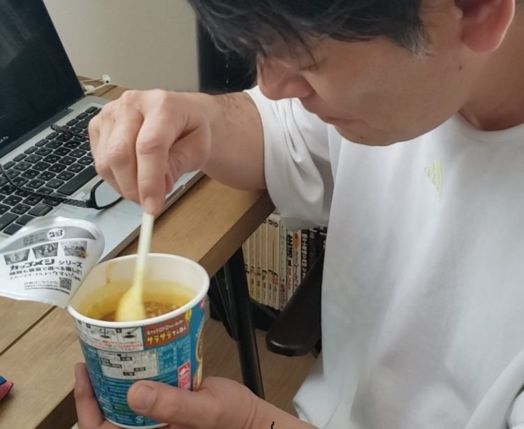 叶井俊太郎さんは、カップ飯も好きだった
