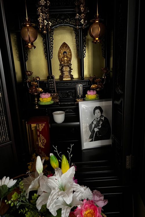 部屋の御仏壇には、左側に世志氏のご両親のお位牌、右側には浅香さんのお位牌が置かれていた