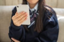 検挙者の6割が10代・20代、若者の「闇バイト落ち」をどう防ぐか？　募集の主戦場はSNSだが「スマホの利用制限は逆効果」と専門家が指摘するワケ