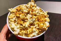 《貴重な収益源に》いつから「映画館の食べ物＝ポップコーン」となったのか？　手軽につまめて原価も安い、観客・映画館双方にとってありがたい商品特性