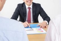 《老後資金》銀行の担当者がすすめてくる“退職金の運用プラン”の落とし穴　“高金利は短期間だけ”のケースや、別の投資商品がセットになっていることも