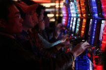 パチスロ“設定情報”漏洩でホール店員の逮捕が相次ぐ　「以前は緩かったのに…」対応が厳しくなっている業界側の事情