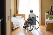 「出ていってください」老人ホームから退去通告を受けたらどうする？「自宅売却済みで住む場所がない」「保証人が立てられず別のホームへ移れない」…まさかの事態への対応方法