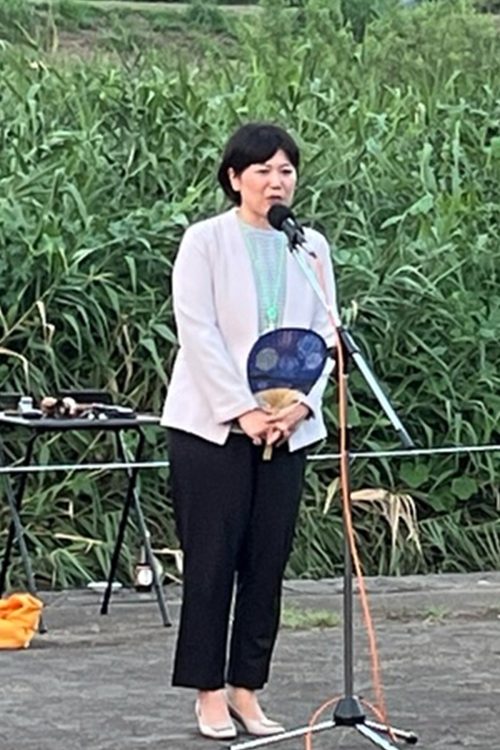 市民の前で話す小川市長(Facebookより)